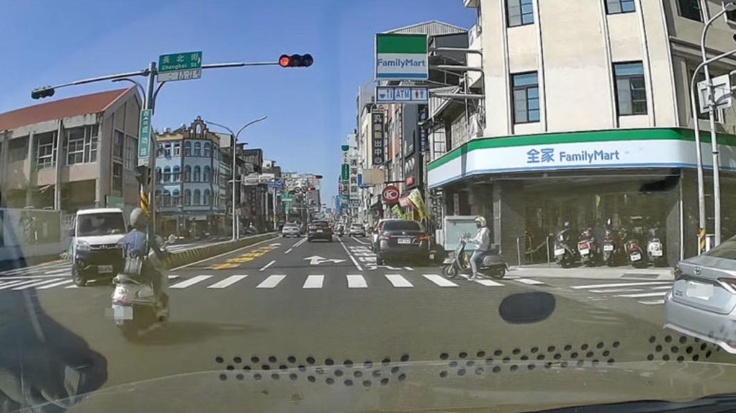 短時間內拍到22次違規。(圖/翻攝自WoWtchout – 地圖型行車影像分享平台)