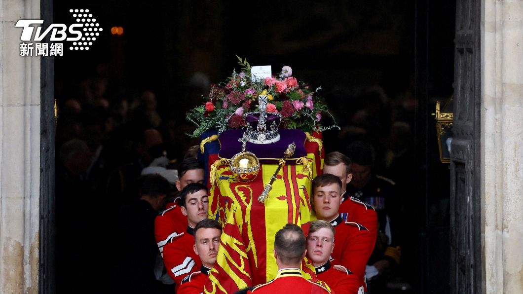 英國女王伊莉莎白二世(Elizabeth II)的棺木被抬出西敏寺。英國女王伊莉莎白二世於9月8日逝世,享耆壽96歲,成為在位最久的英國君主,並在9月19日舉行國葬。(圖/達志影像路透)
