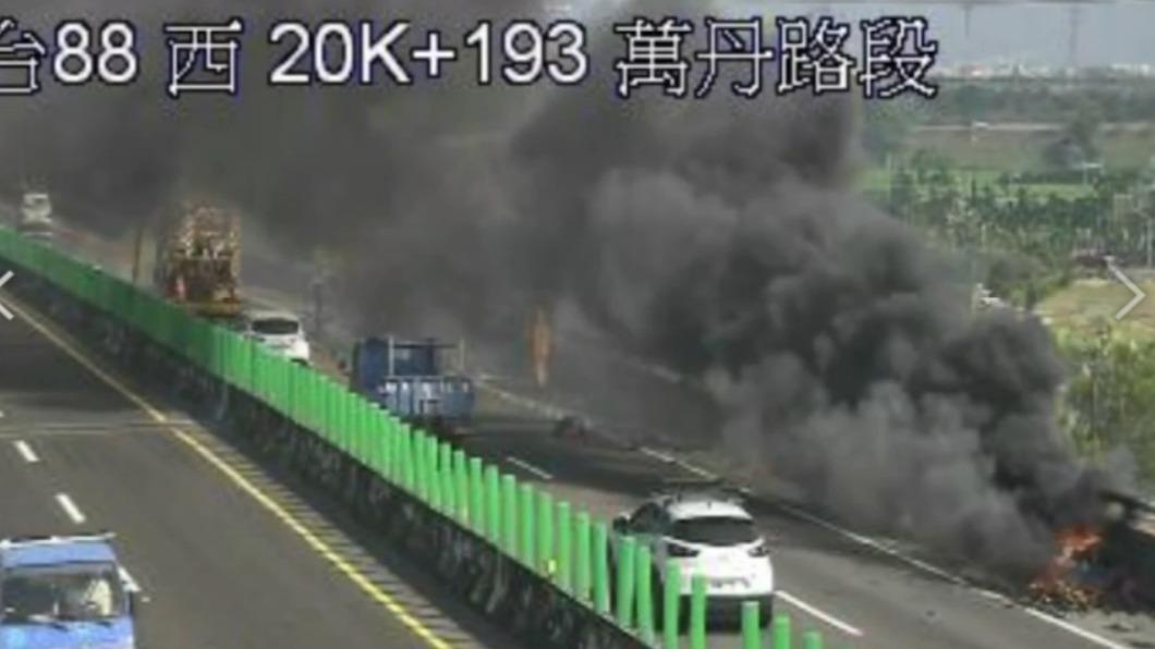 台88路肩竄黑煙。(圖/翻攝自高公局)