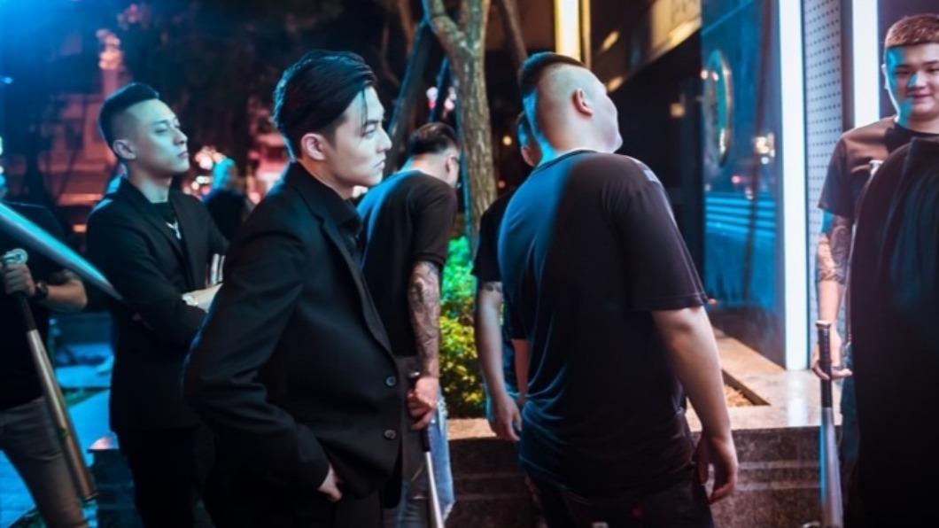 王子（邱勝翊）與一群人拿著球棒處理事情。（圖／禾力文創提供）