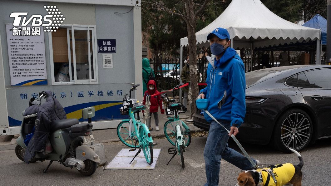 大陸防疫急轉彎　上海密集核酸檢測者反變多