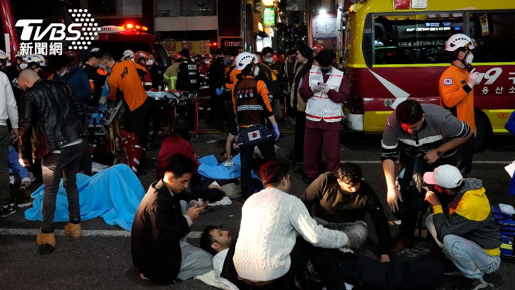 民眾及救難人員正在幫助梨泰院踩踏事件的傷患急救。南韓梨泰院於萬聖節前夕舉辦慶祝活動,因為場地狹小加上人潮過多而發生推擠踩踏,造成逾150人死亡,200多人受傷。(圖/達志影像美聯)