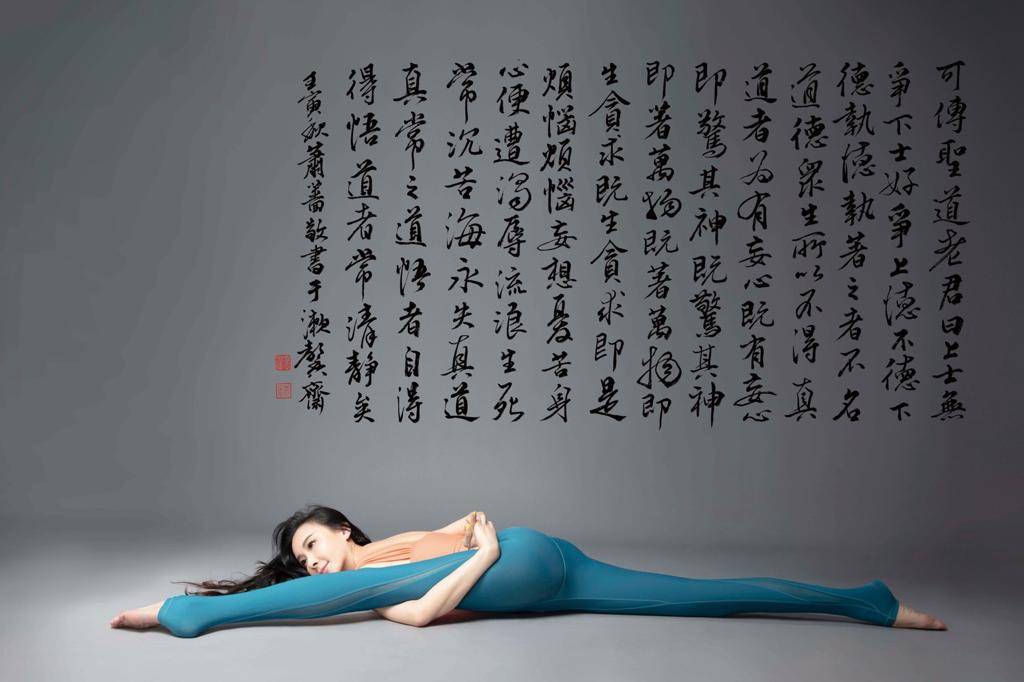 蕭薔拍攝前動刀做右肩關節擴張術。(圖/珍世美學慈善基金會提供)