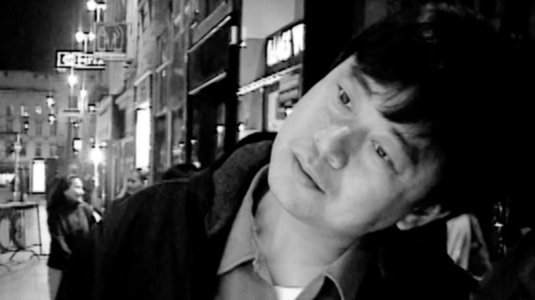 陳昇曝光20多年前和友人的影像,更穿插在新歌〈他鄉〉MV裡。(圖/新樂園製作提供)