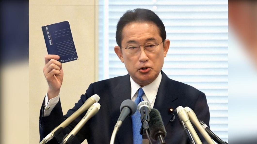 岸田也時常隨身帶著筆記本,被部分不滿他增稅政策的日本網民以戲謔語氣稱為「真正的死亡筆記本」。(圖/翻攝自推特)