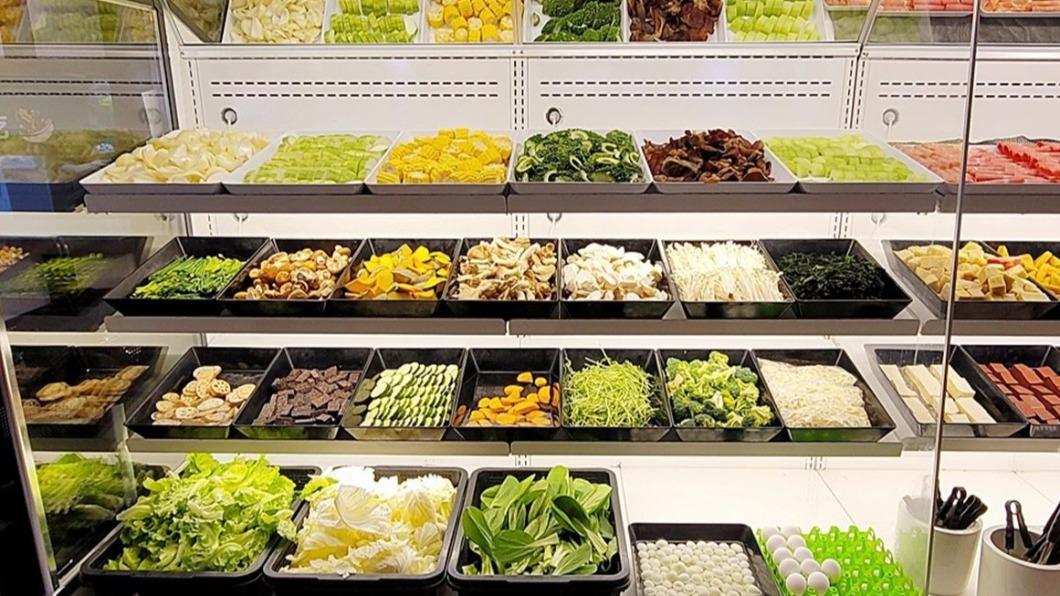 時蔬自助吧有20~25種品項可選擇,肉品火鍋料自助吧也有20~23種。(圖/小涼的美食小天地提供)