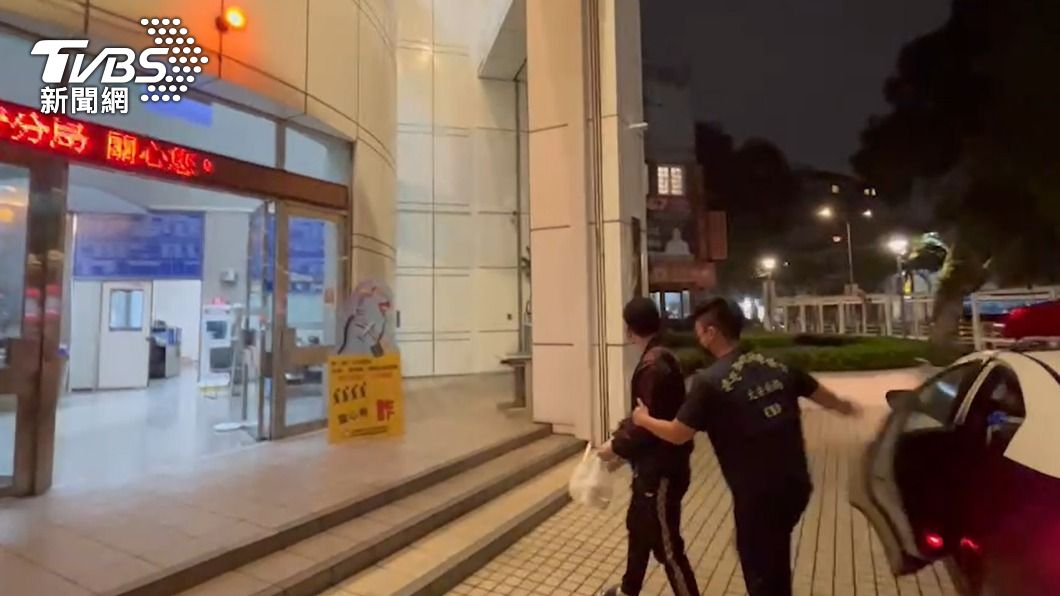 綽號「烏鴉」的陳姓網紅(左)涉嫌妨害自由,昨日已被警方帶回偵辦。(圖/TVBS)