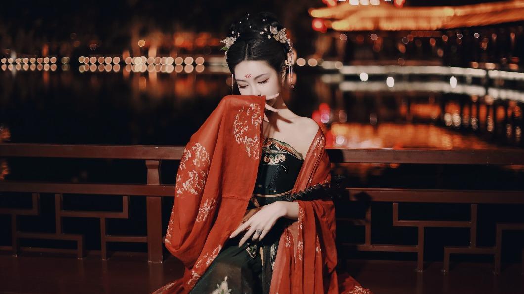 周揚青露出性感香肩。(圖/翻攝周揚青微博)