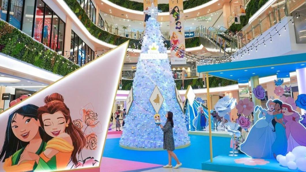 「MITSUI OUTLET PARK台南」推出7米高、閃耀銀白光芒的「星耀之樹」。(圖/IG@beckhamhong66提供)