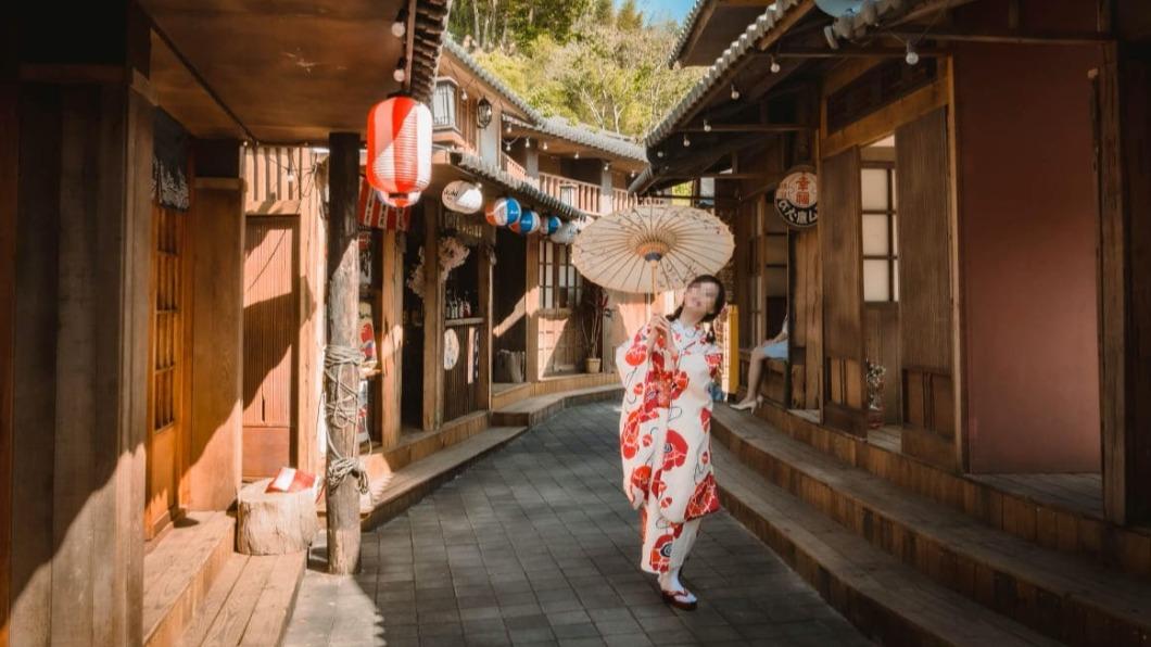 日本京都場景兩側的街道與巷弄商家都是完全復刻。(圖/黑皮的旅遊筆記提供)