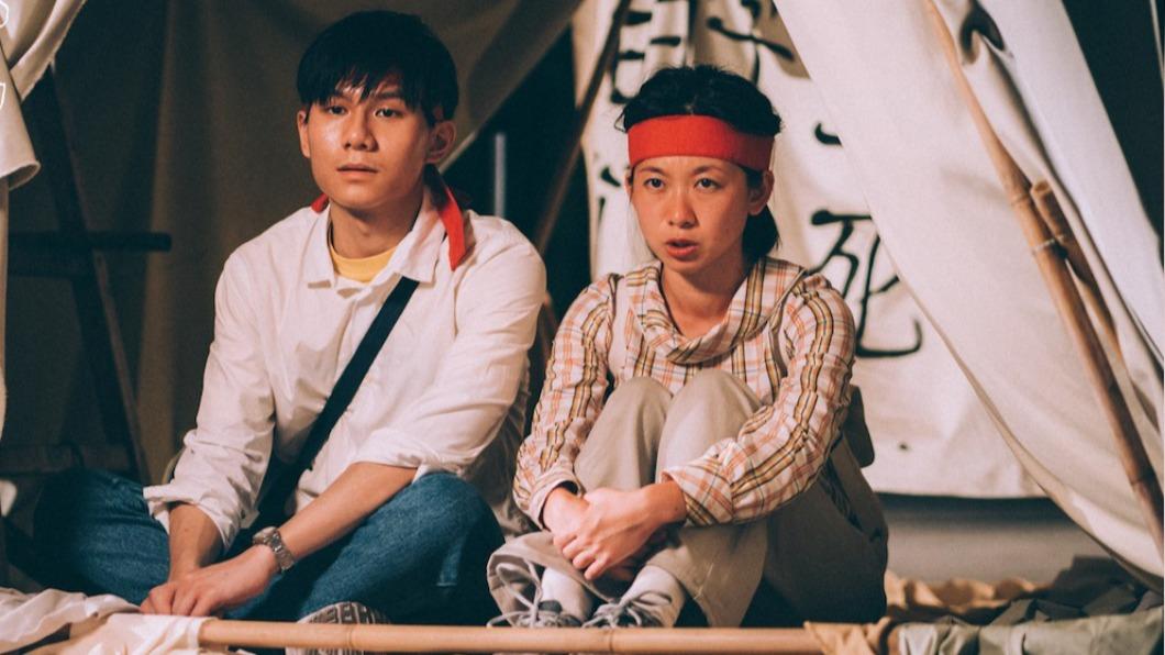 香港浸會大學學生會前會長方仲賢(左),扮演1989年前往北京聲援學生運動的香港學聯主席林耀強。(圖/光年映畫提供)