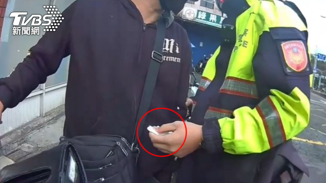 麥安捏啦!瓦斯工騎車穿越斑馬線 警攔查有毒他竟撒嬌