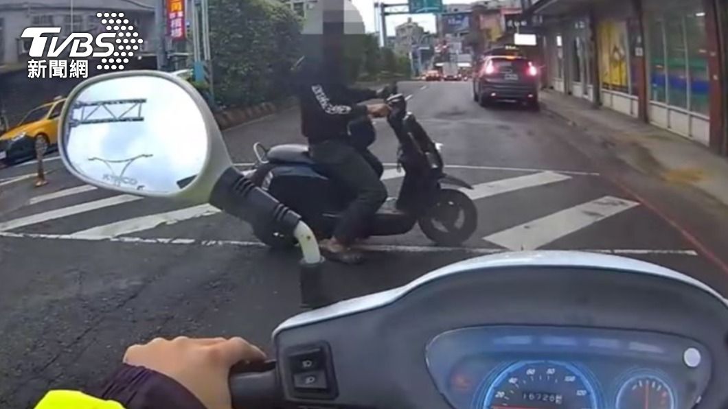 騎士趕上班送瓦斯騎車違規穿越斑馬線。（圖／TVBS）