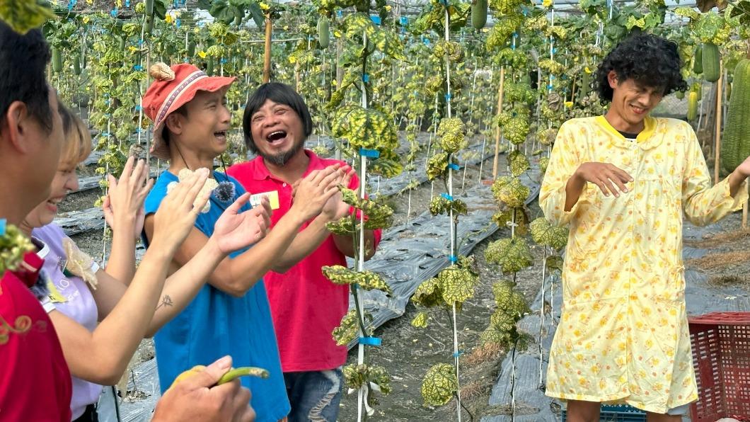 阿翔脫衣服被制止。(圖/民視提供)