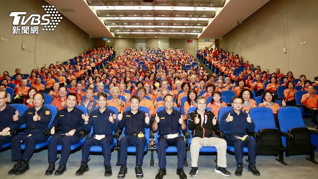 新北市警察局長黃宗仁與380名守望相助隊隊員開心合影。(圖/TVBS)