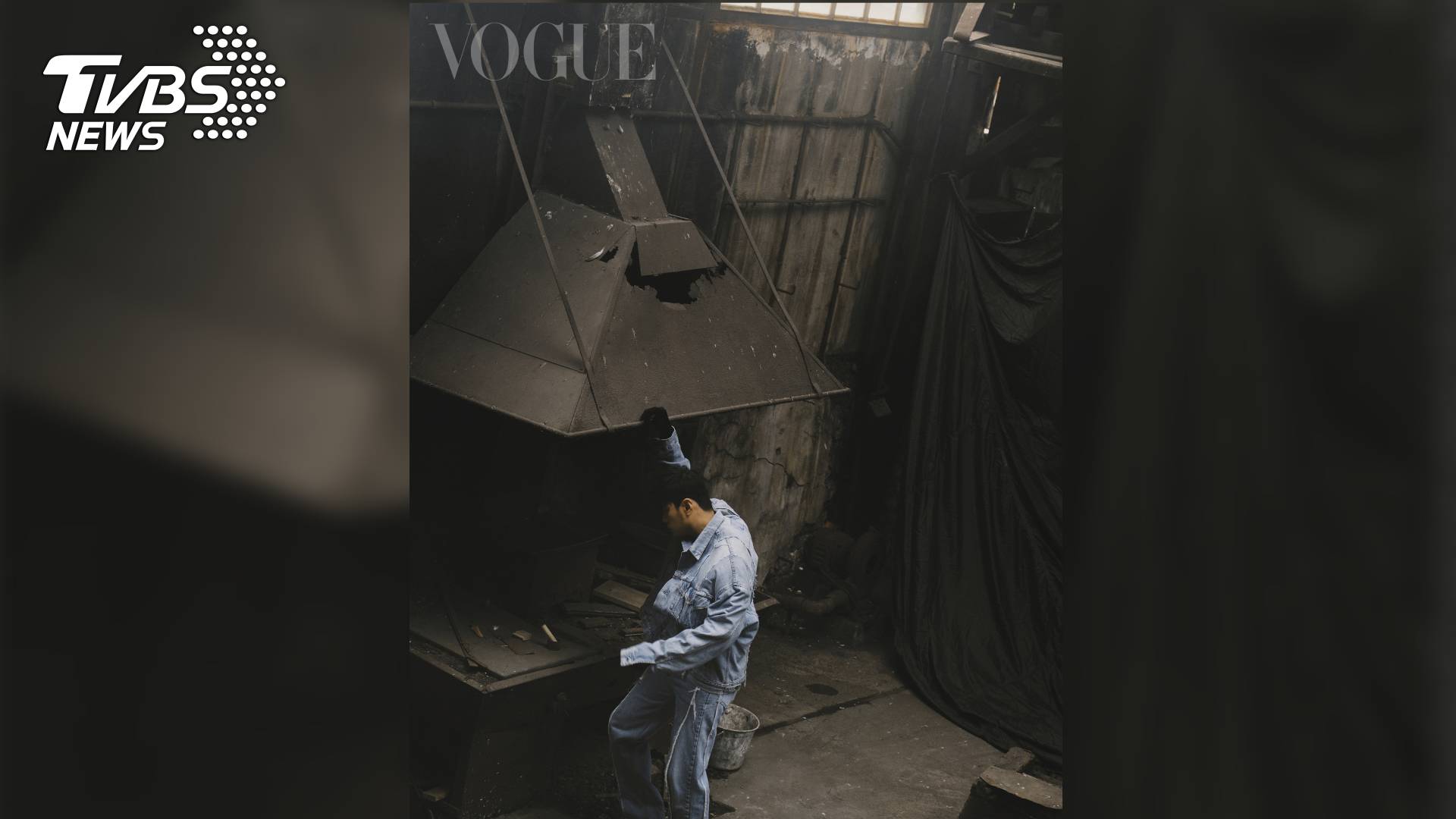 拼接丹寧外套、連手套緊身衣、拼接丹寧褲 all by BALENCIAGA 51st COUTURE COLLECTION (圖/VOGUE)