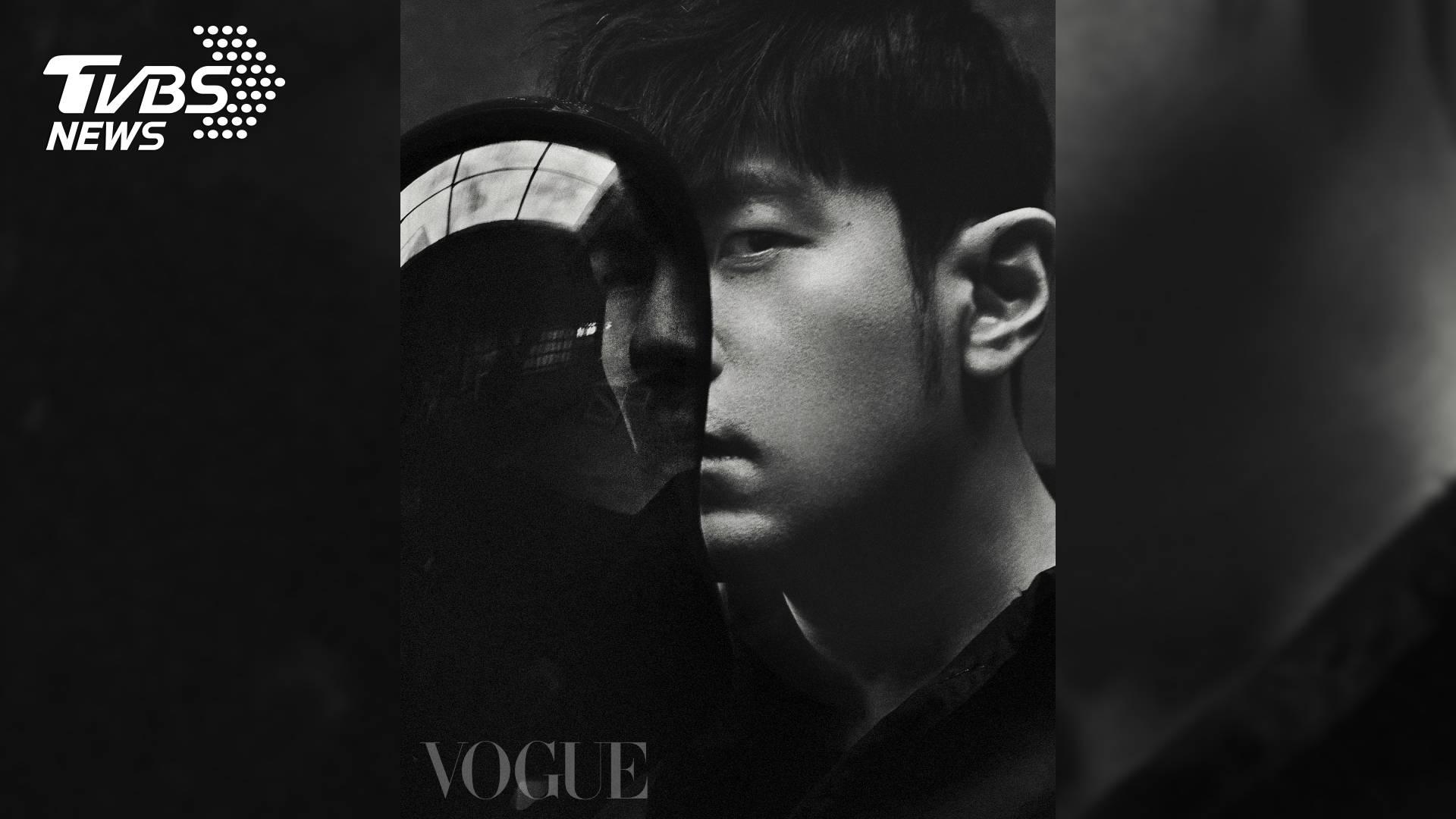 連手套緊身衣、可塑形特殊材質襯衫、Face Shield面具 all by BALENCIAGA 51st COUTURE COLLECTION (圖/VOGUE)