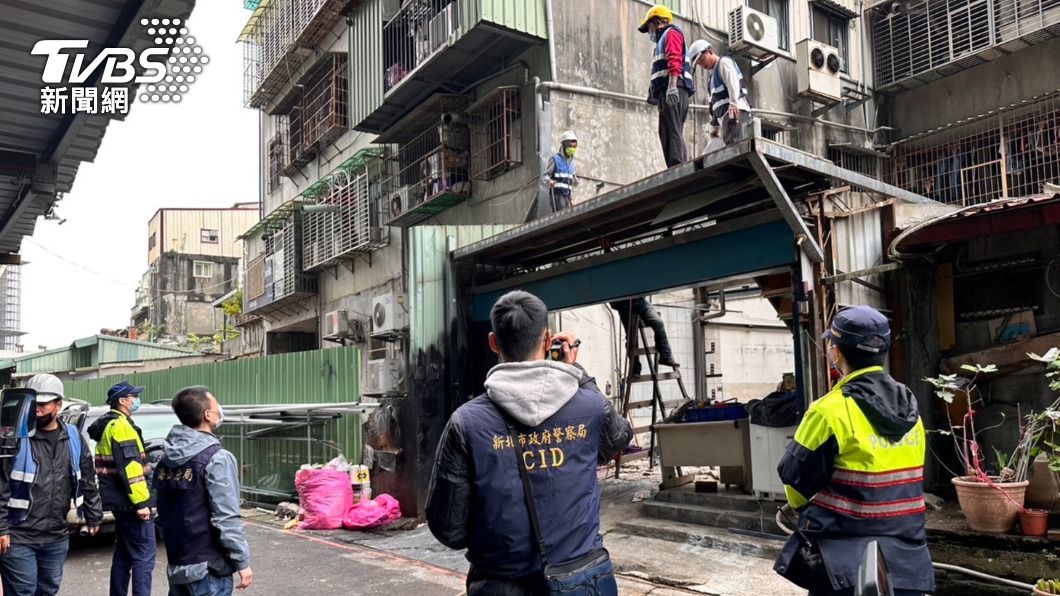 違建鐵皮工廠內大打天九牌 新北警破賭場後全拆了