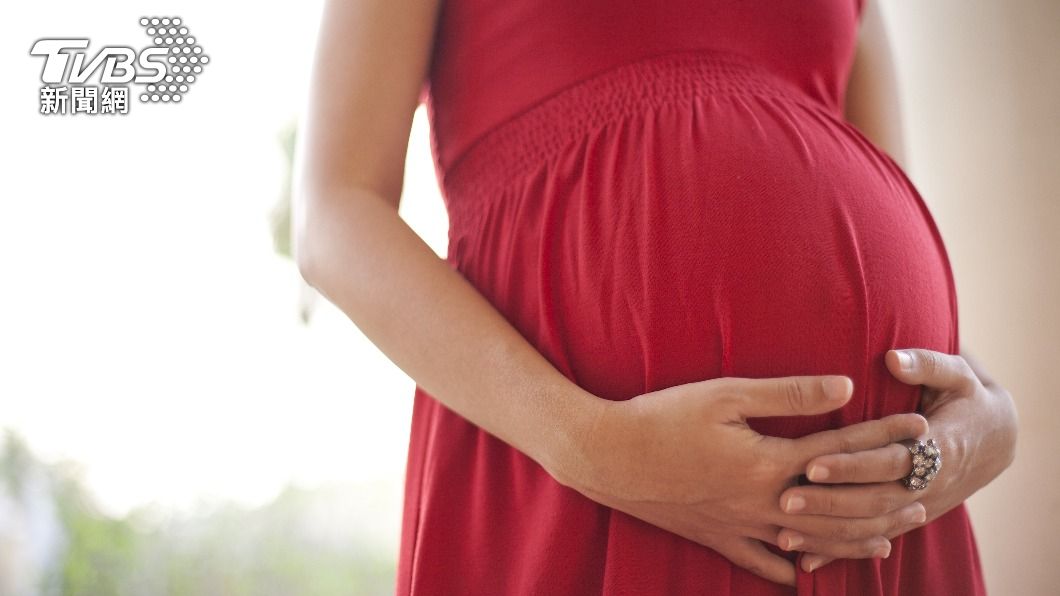 一名婦女表示「要生了」,使飛機迫降。(示意圖/shutterstock達志影像)