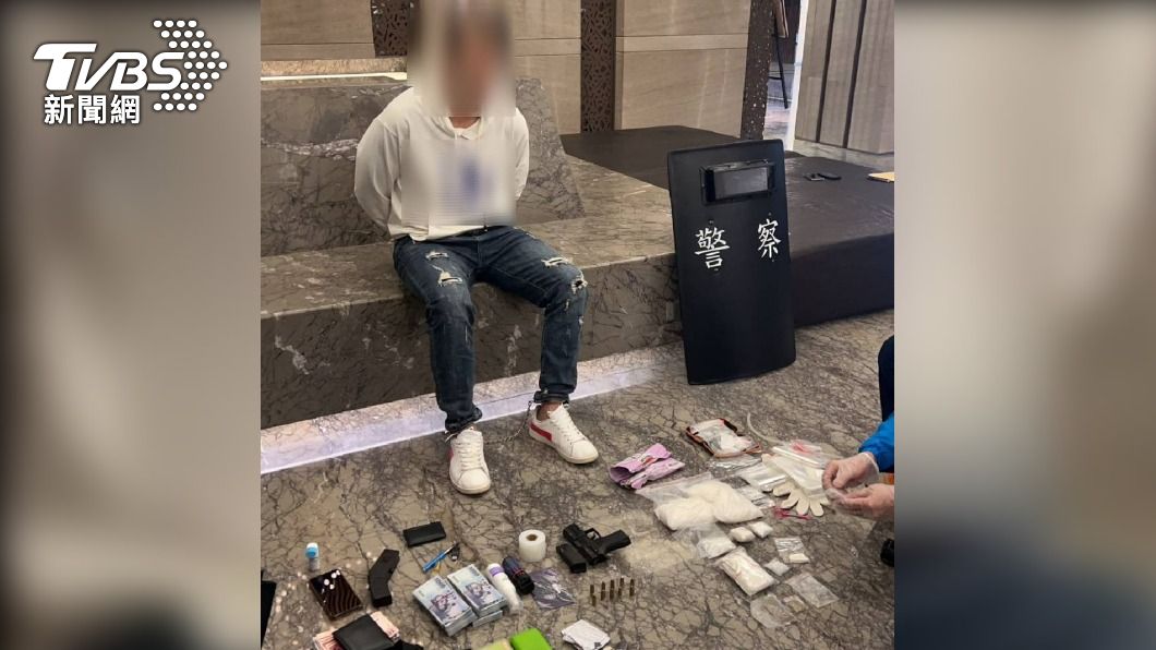 警方在羅男身上起獲槍枝和毒品。(圖/TVBS)