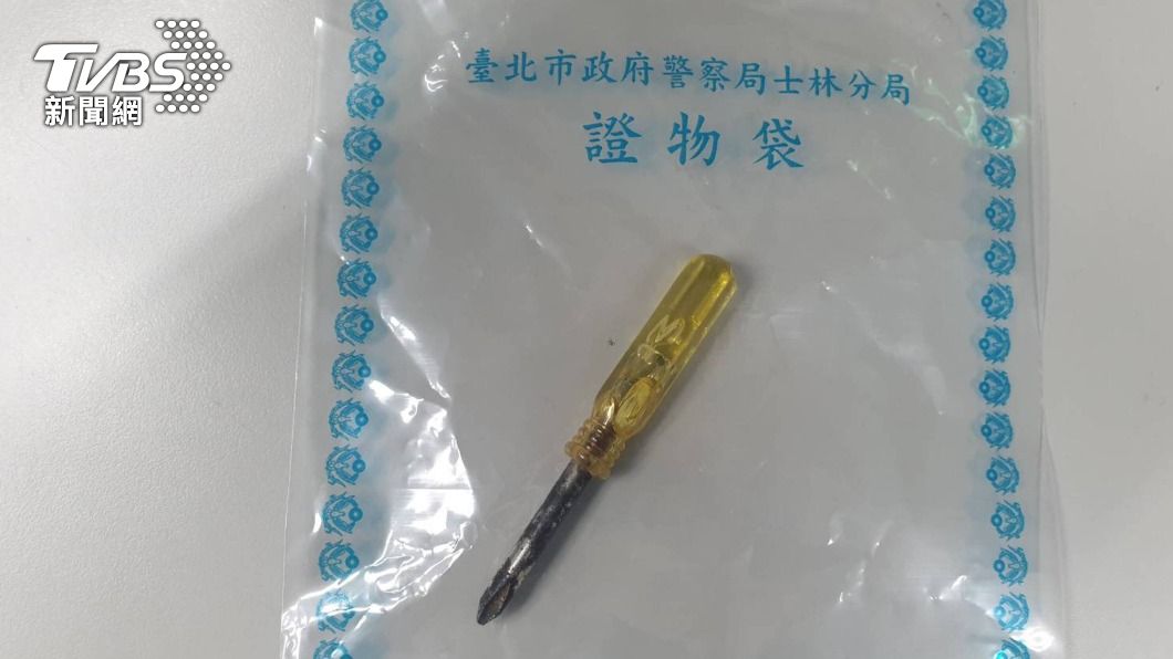 北市男拆號誌燈、路燈孔蓋 警依毀損公物送辦