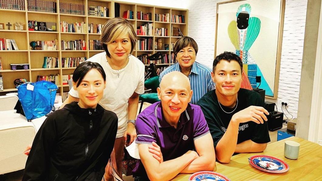 梁洛施同框楊祐寧,一行人合作港片《爆裂點》。(圖/翻攝自梁洛施IG)