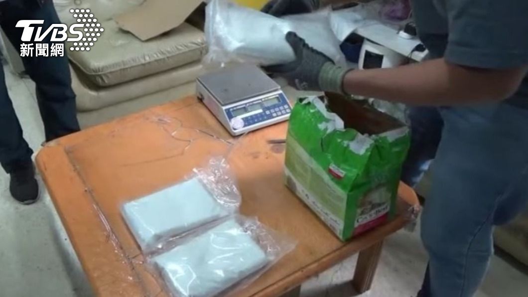 海關人員發現國際郵包有問題,通知警方後查出裡頭藏有毒品。(圖/TVBS)