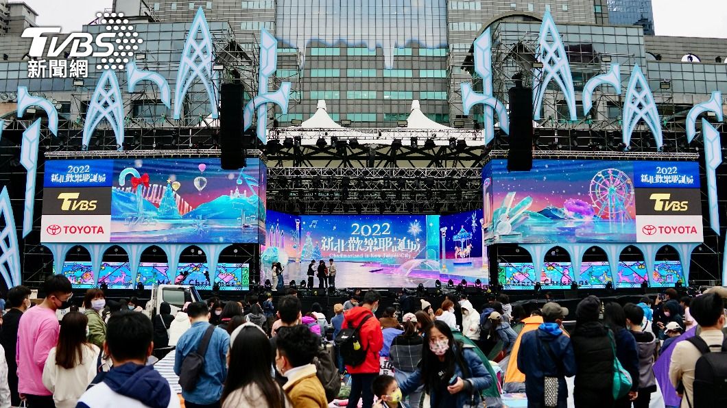 今年「巨星耶誕演唱會」為呼應雪白之城主題,舞台以「冰雪城堡」為設計概念,打造白色耶誕氛圍。(圖/TVBS)