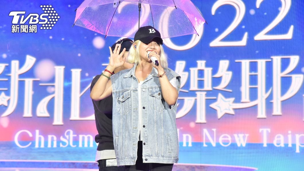 巨星耶誕演唱會/戴愛玲爆演出服「就是很辣」 帶6舞者唱跳超有誠意