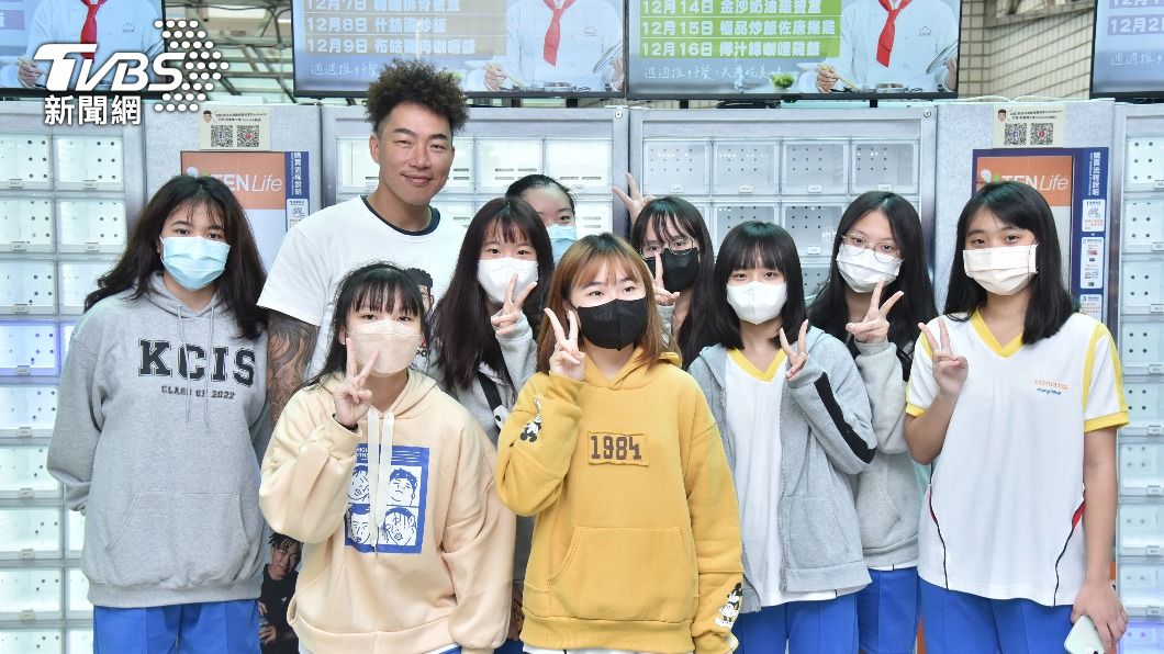郭泓志(左二)與學生們合影。(圖/梁恩誌攝)