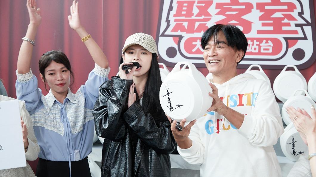 吳宗憲與直播主開直播。（圖／東森購物提供）