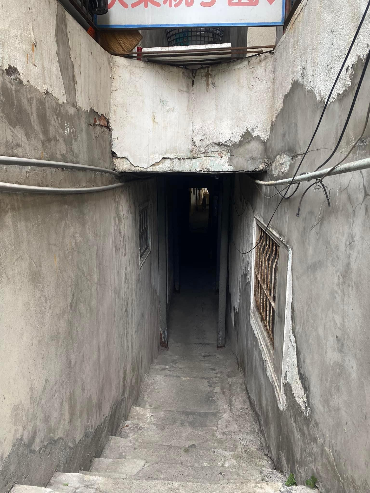 有在地人解答窄巷走下去的另一邊是停車場。（圖／翻攝自路上觀察學院臉書）