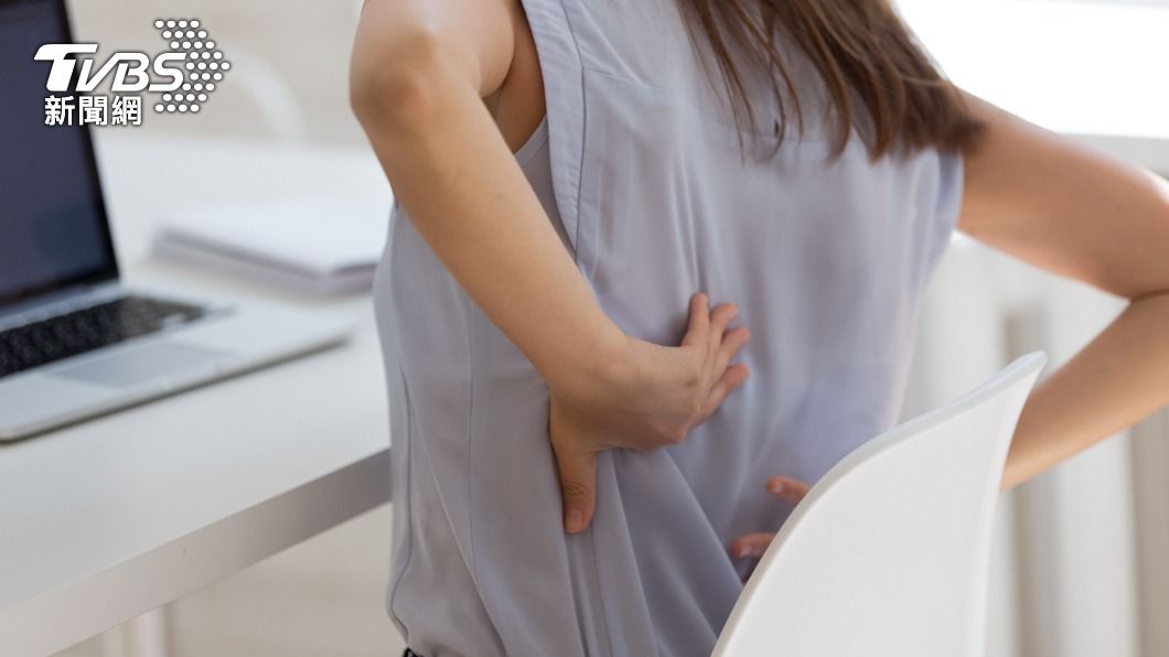 背部肌肉疼痛是最常見的症狀之一。(示意圖/Shutterstock達志影像)