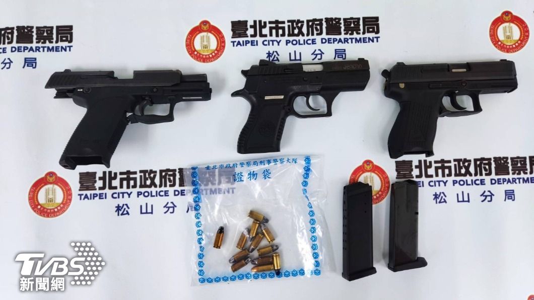 劉男手持槍枝對葉男、員警開箱。(圖/TVBS)