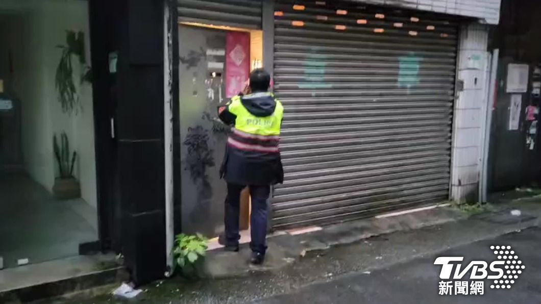 警方趕到現場將受傷的葉男送醫。(圖/TVBS)