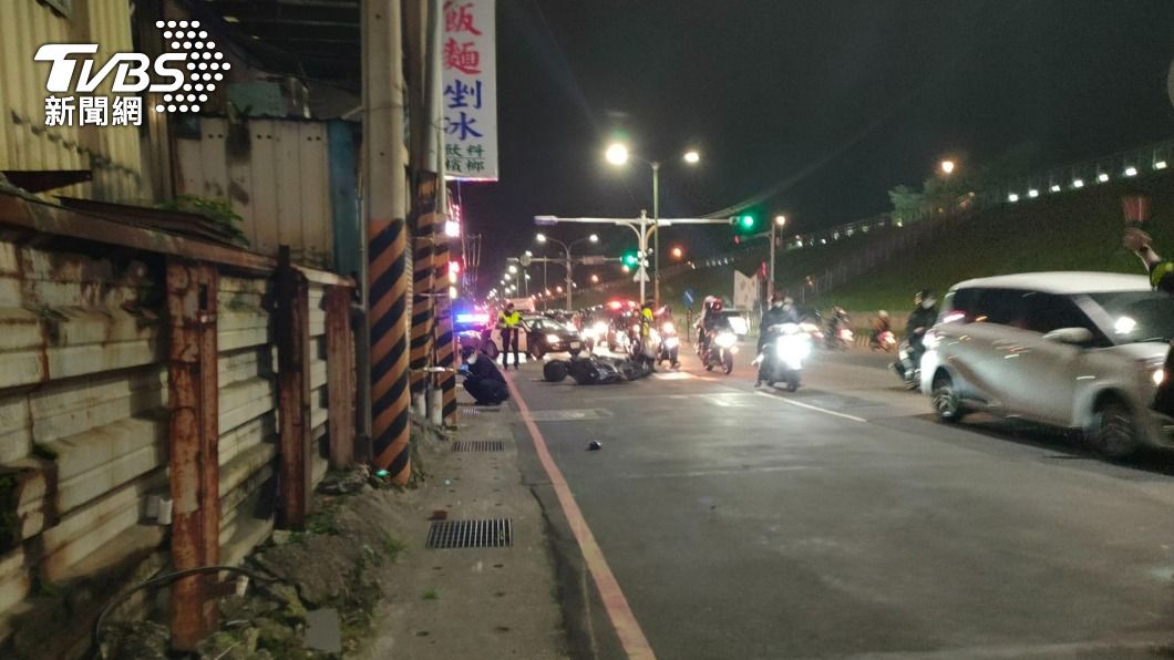 現場為2輛機車追撞事故,其中1名騎士傷重不治。(圖/TVBS)