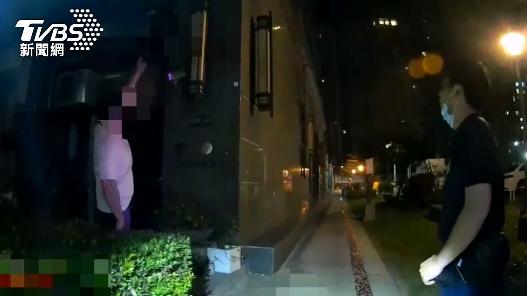 屋主告訴員警竊賊跳樓位置。(圖/TVBS)