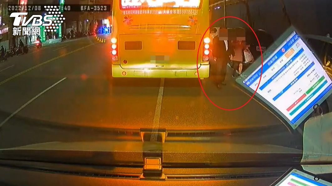 手上塑膠袋遭公車車門夾住 婦人重摔還遭拖行滿身傷
