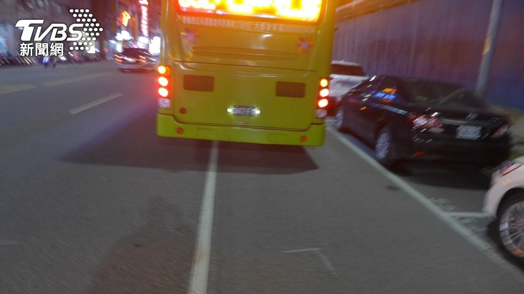 公車不慎拖行婦人,警方到場調查。(圖/TVBS)