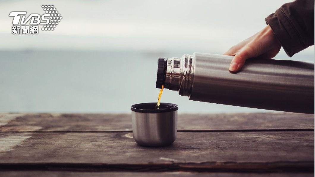 保溫杯瓶身、杯口也是容易滋生細菌的地方。(示意圖/shutterstock達志影像)