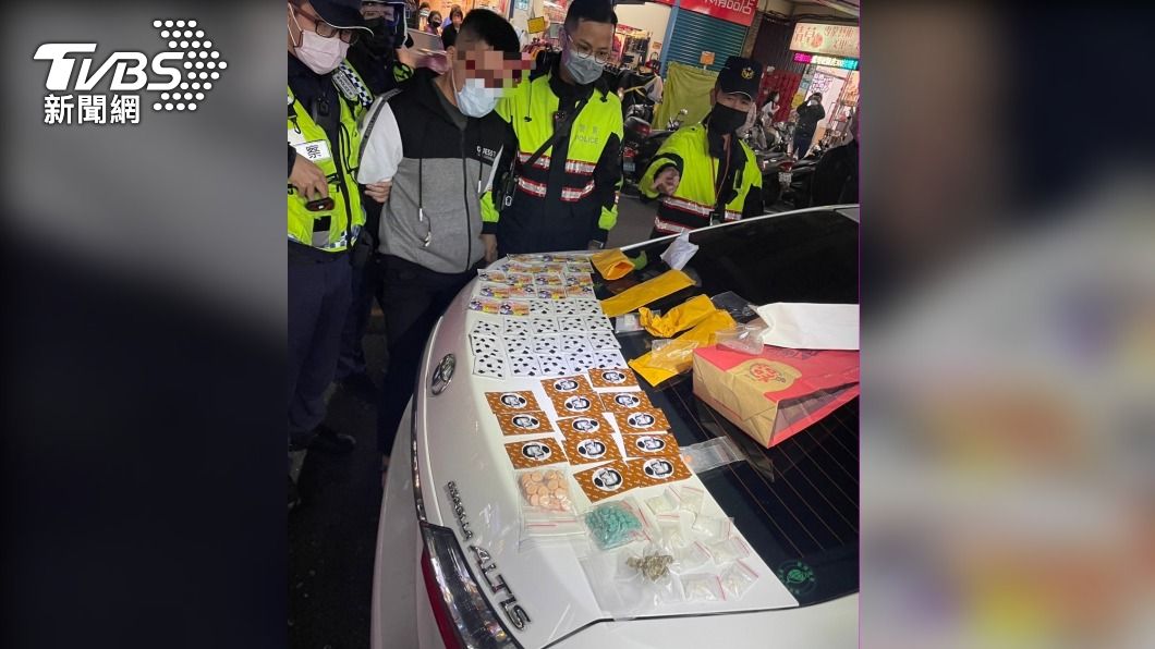 看到警察好心虛!男違規左轉想逃 原來車上滿是毒咖啡包
