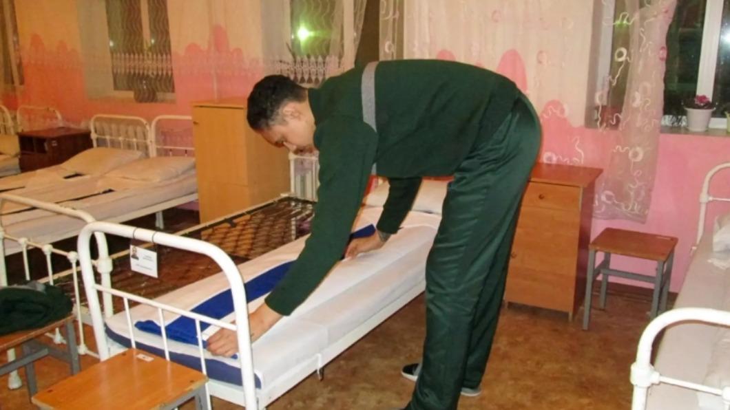 206公分擠小床！　美女籃球星格林納俄國監獄照曝光