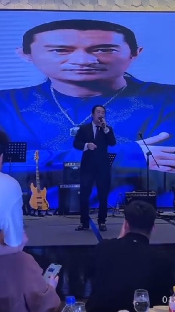 黃安昨辦壽宴，上台演唱成名曲〈新鴛鴦蝴蝶夢〉。（圖／翻攝自黃安微博）