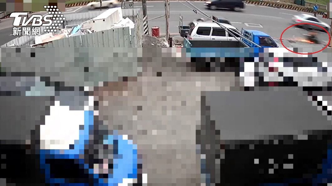 陳男追撞重機後摔車倒地,車身還在地面上磨擦出火花。(圖/TVBS)