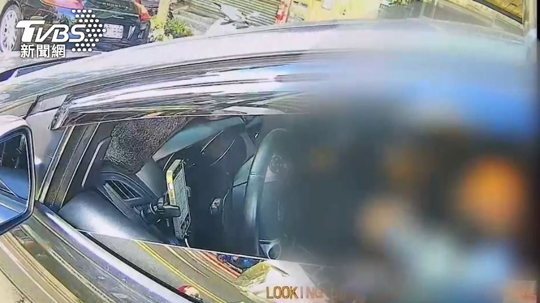 女警攔下轎車。（圖／TVBS）