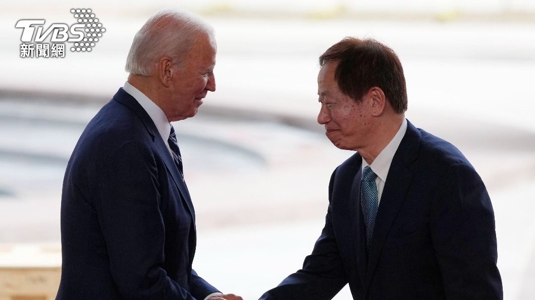 美國總統拜登與台積電董事長劉德音。(圖/達志影像美聯社)