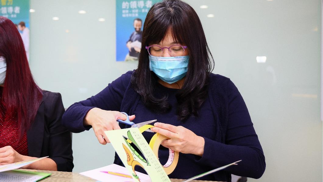 亞培首次與伊甸共同發展出專為慢飛天使設計的觸覺發展教具書。(圖/業者提供)