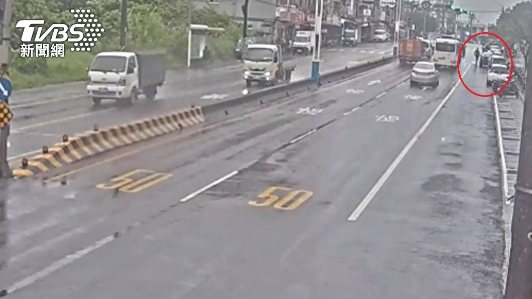 胡男將愛車違規停在紅線上,遭警方盤查,意外落網。(圖/TVBS)