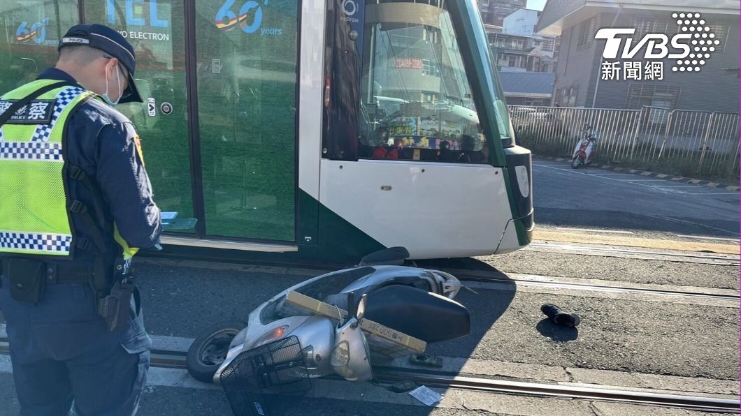 今年第13起!機車右轉撞上輕軌 騎士「顱內出血」倒地