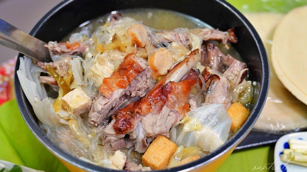 鴨架湯吃得到冬粉、黑輪、酸菜、高麗菜、豆腐，料多到撈都撈不完。（圖／水晶安蹄不務正業過生活提供）